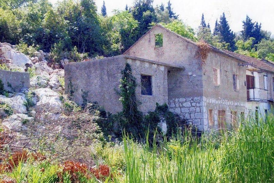 Vecchia casa con grande terreno, in vendita