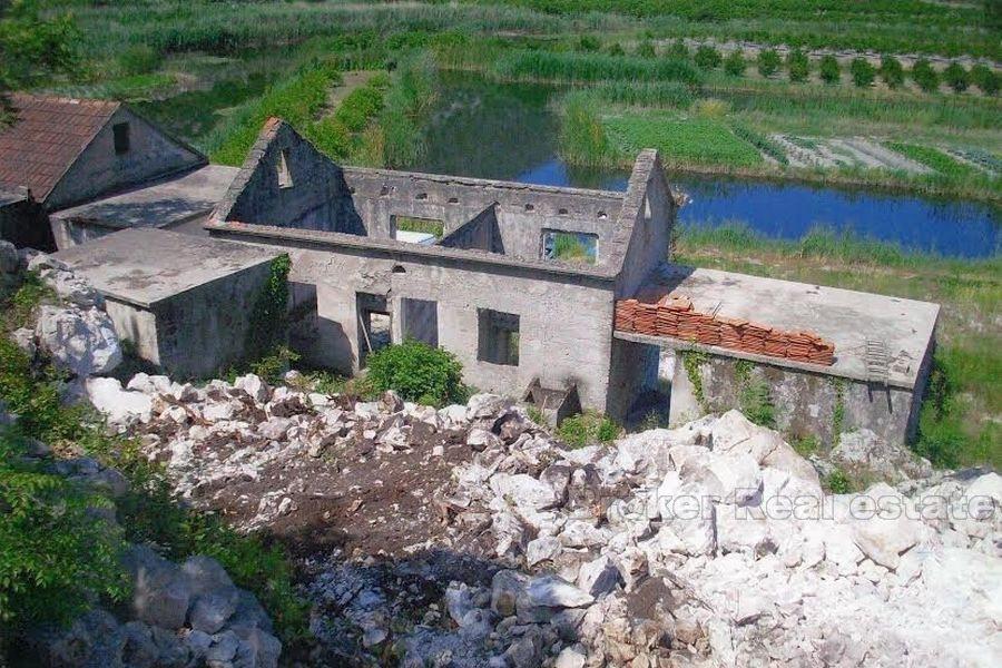 Vecchia casa con grande terreno, in vendita