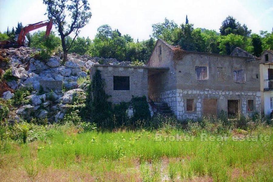 Vecchia casa con grande terreno, in vendita