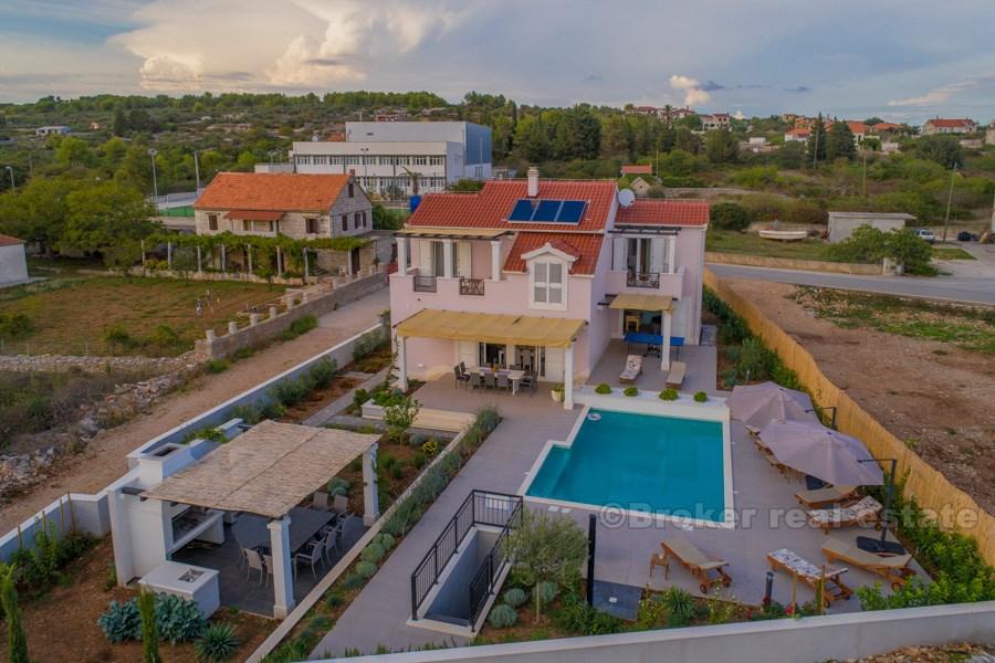 Villa neuve avec piscine, à vendre
