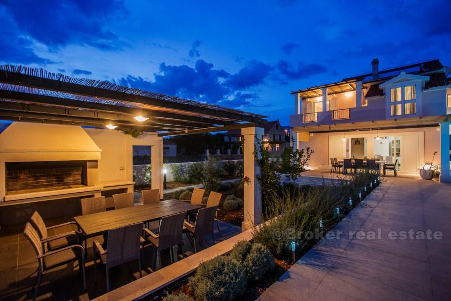 Nybygget villa med svømmebasseng, til salgs