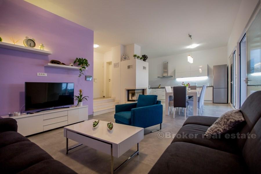 Nybygget villa med svømmebasseng, til salgs