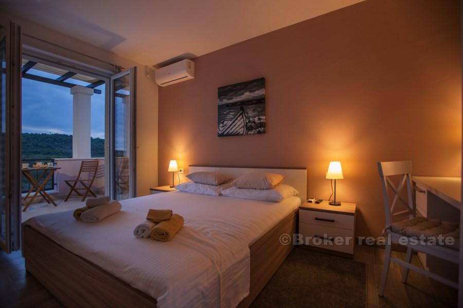 Nowa willa z basenem, na sprzedaż