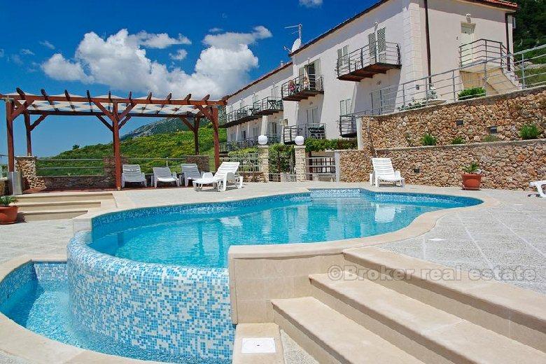 Apartmanska kuća s bazenom i pogledom na more, na prodaju