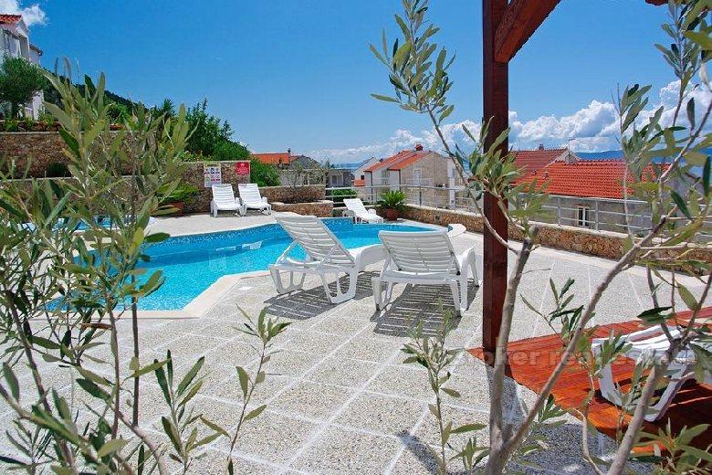 Apartmanska kuća s bazenom i pogledom na more, na prodaju