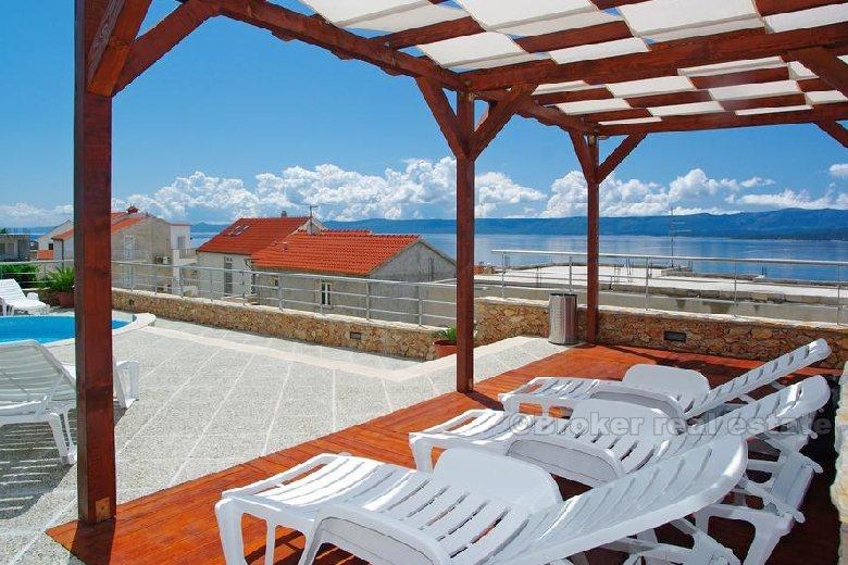 Apartmanska kuća s bazenom i pogledom na more, na prodaju