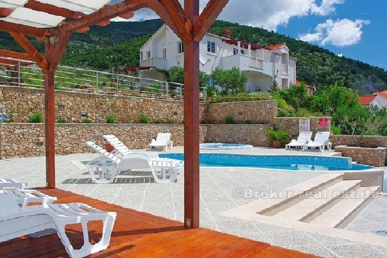 Apartmanska kuća s bazenom i pogledom na more, na prodaju