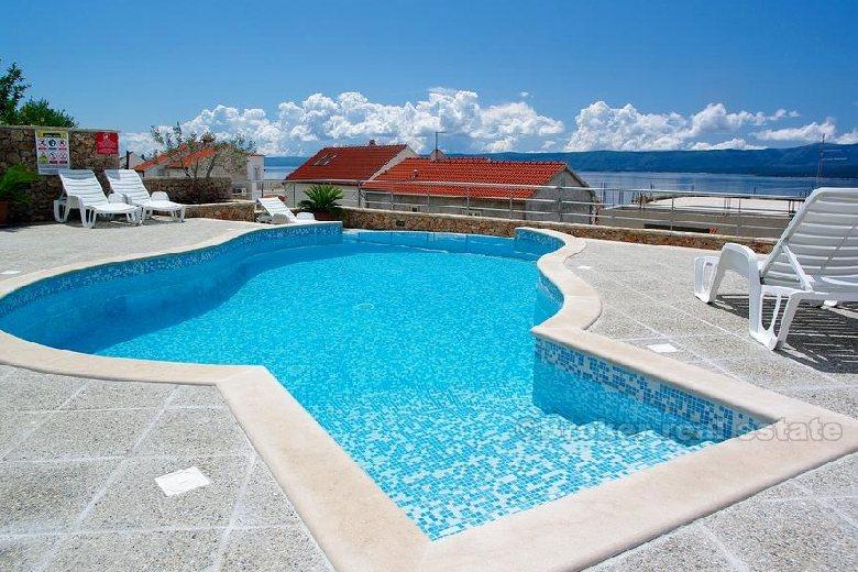 Apartmanska kuća s bazenom i pogledom na more, na prodaju
