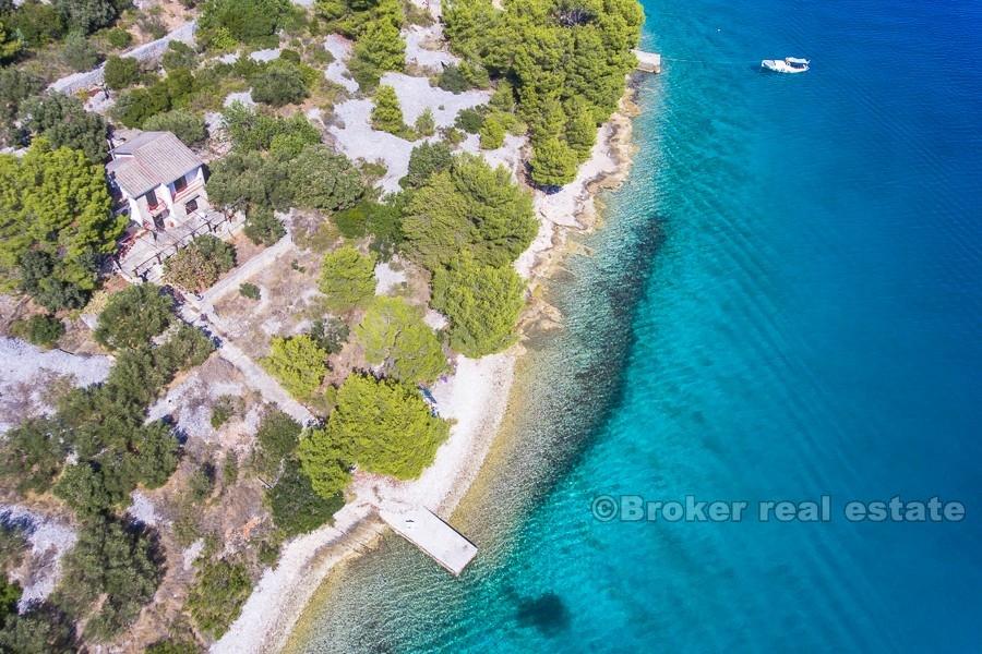 Attractive property in the first row to the sea