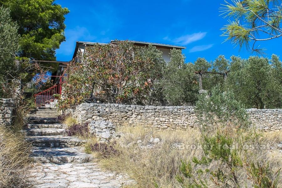 Attractive property in the first row to the sea