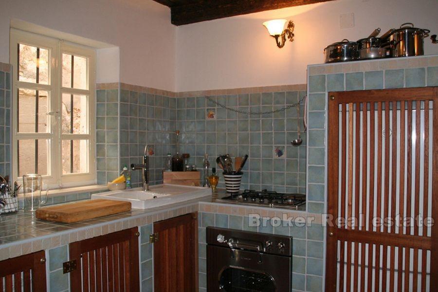 Прекрасный отреставрированный каменный дом, продается