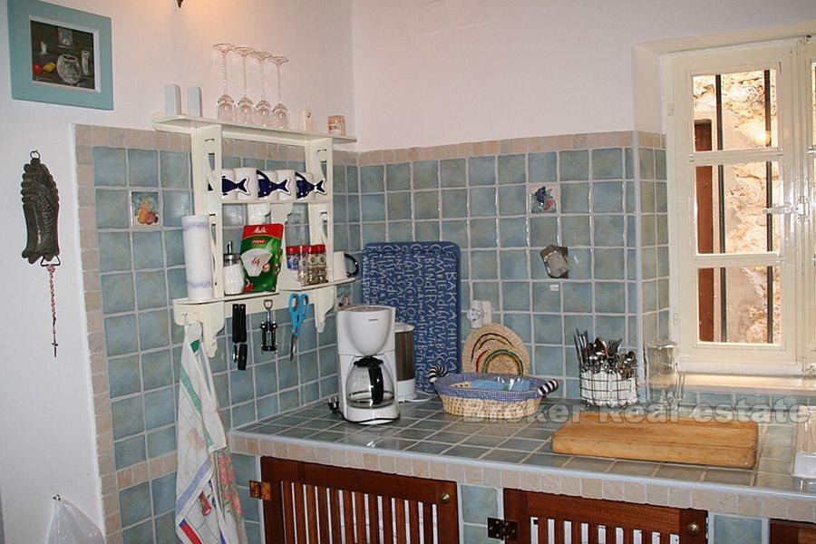 Прекрасный отреставрированный каменный дом, продается