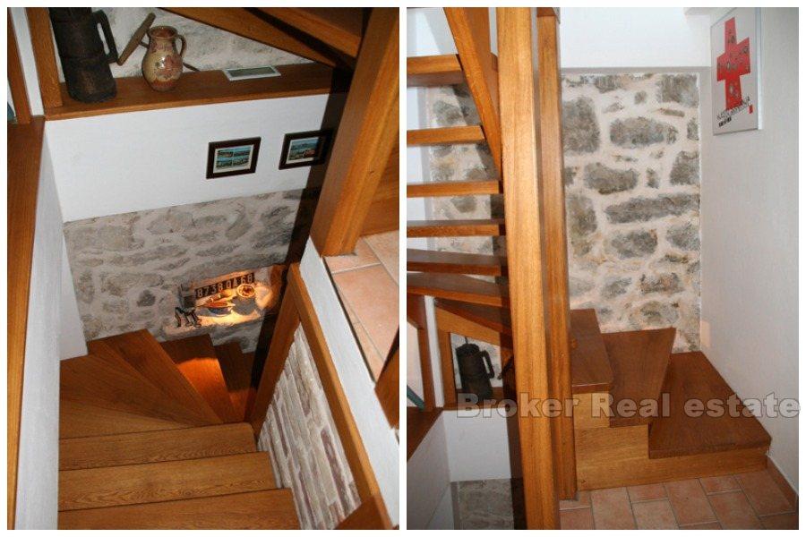 Прекрасный отреставрированный каменный дом, продается