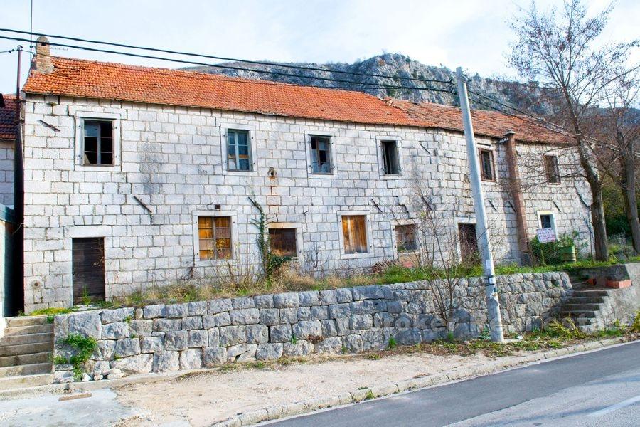 Old stone house for renovation, for sale