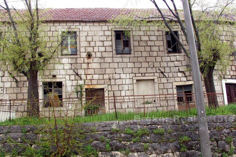 Old stone house for renovation, for sale