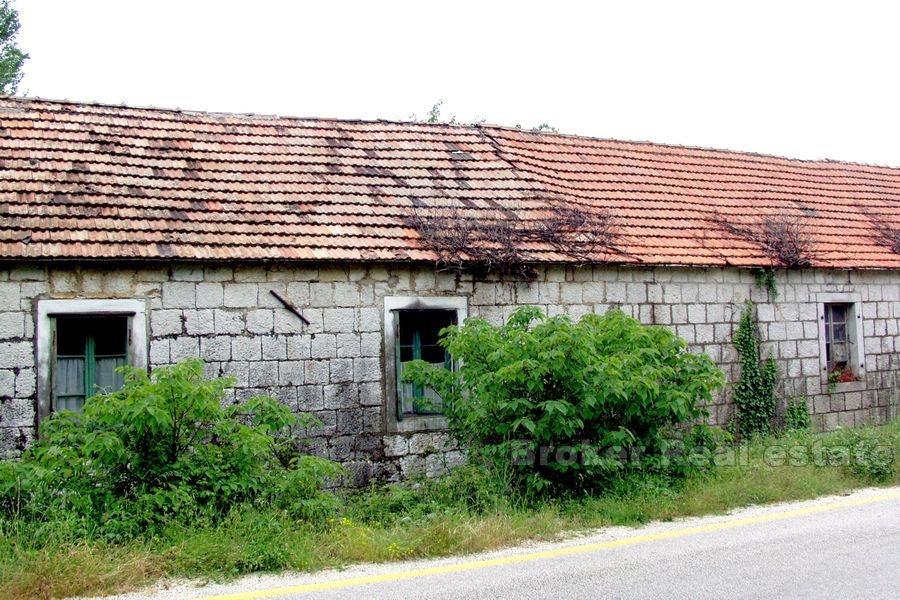 Altes Steinhaus für die Renovierung, zu verkaufen