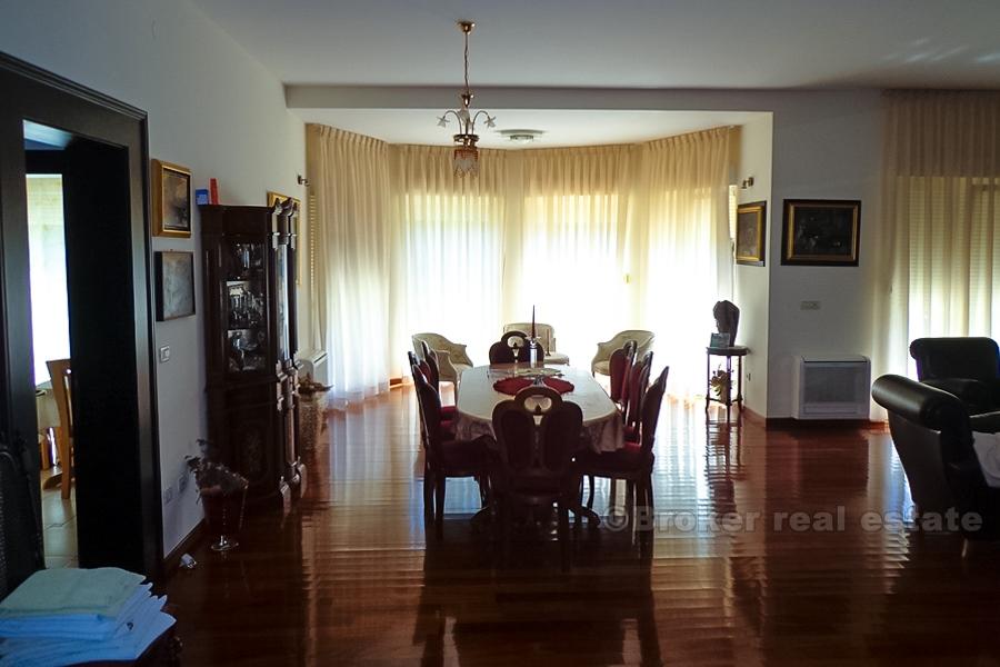 Bardzo atrakcyjna willa z basenem, na sprzedaż