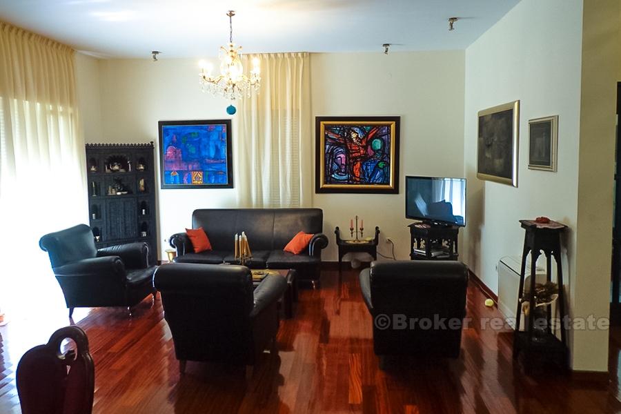 Very attractive villa with swimming pool, for sale