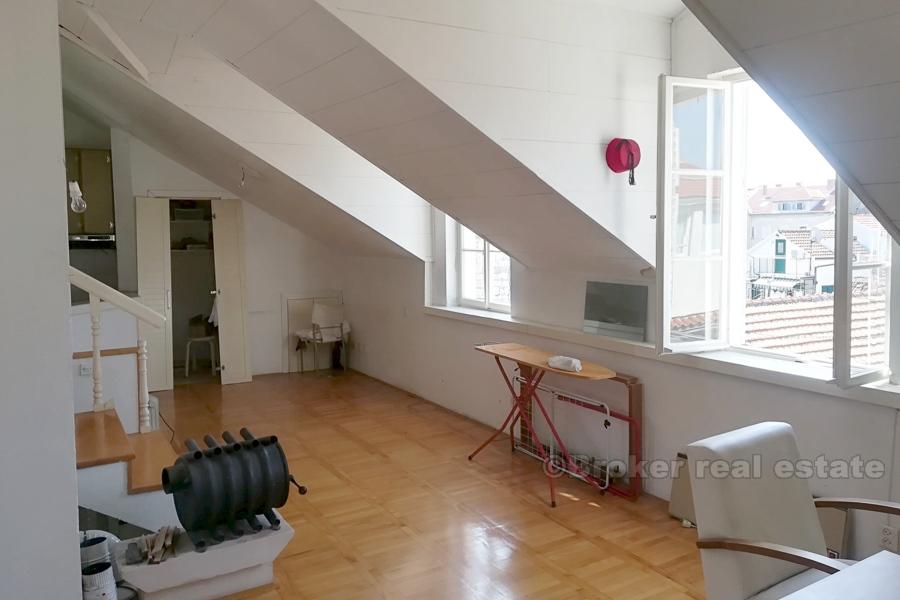 Dreistöckige Wohnung in der Nähe des Stadtzentrums, zu verkaufen