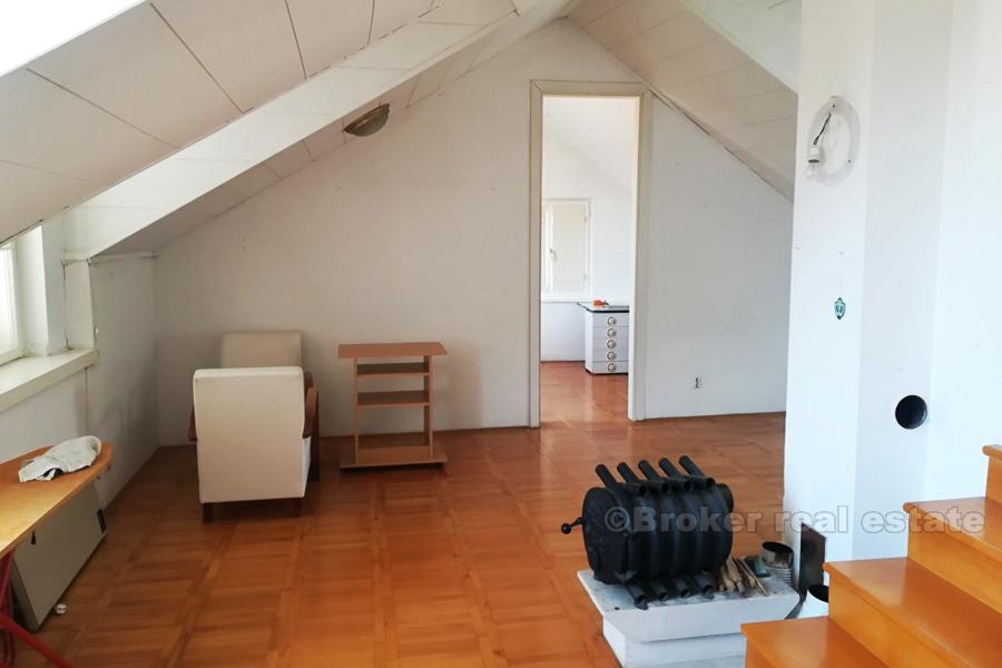 Dreistöckige Wohnung in der Nähe des Stadtzentrums, zu verkaufen