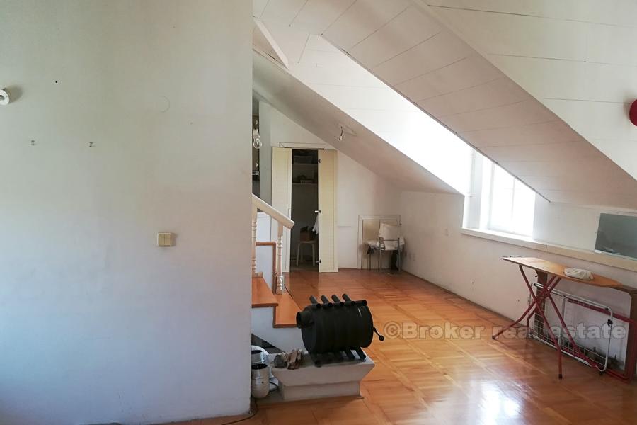 Dreistöckige Wohnung in der Nähe des Stadtzentrums, zu verkaufen
