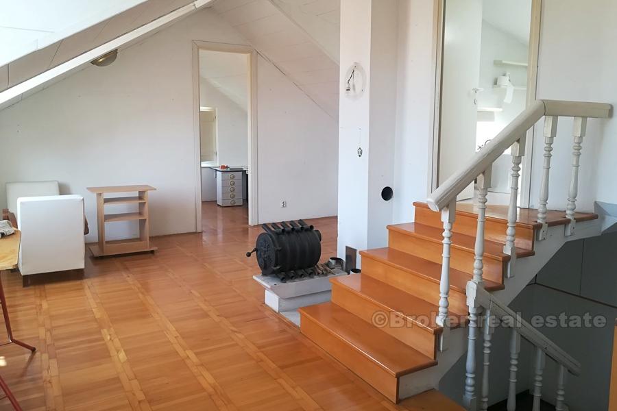 Dreistöckige Wohnung in der Nähe des Stadtzentrums, zu verkaufen