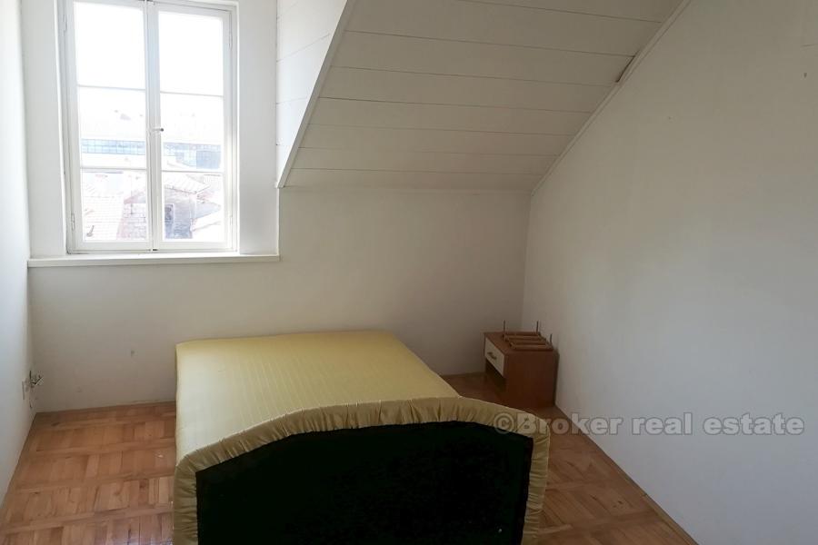 Dreistöckige Wohnung in der Nähe des Stadtzentrums, zu verkaufen