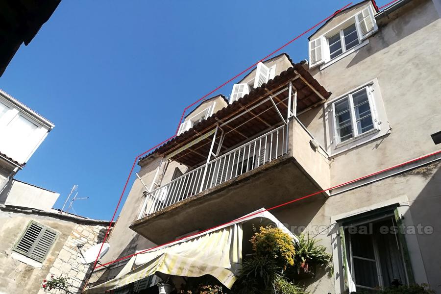 Dreistöckige Wohnung in der Nähe des Stadtzentrums, zu verkaufen