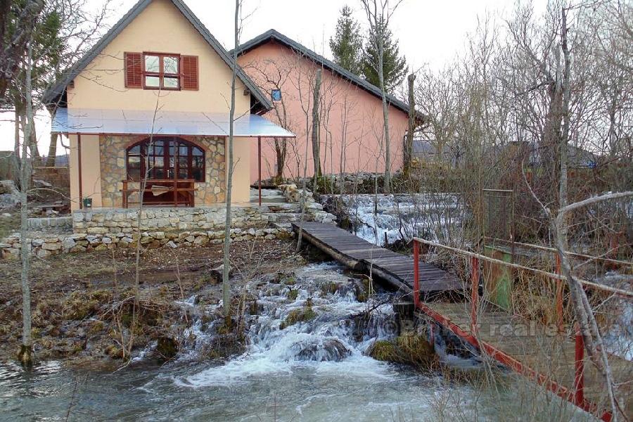 Unik egendom inom orörd natur, till salu