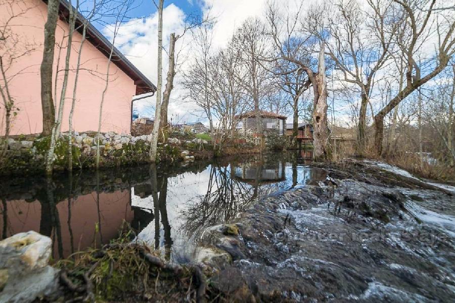 Unik egendom inom orörd natur, till salu