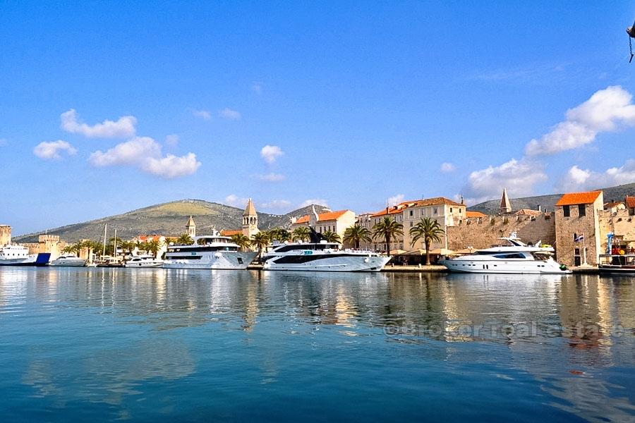 Каменный дом с частичным видом на море, для продажи