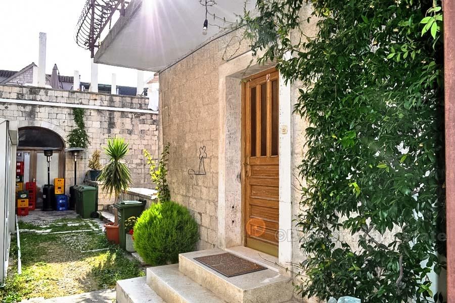 Maison en pierre avec vue partielle sur la mer, à vendre