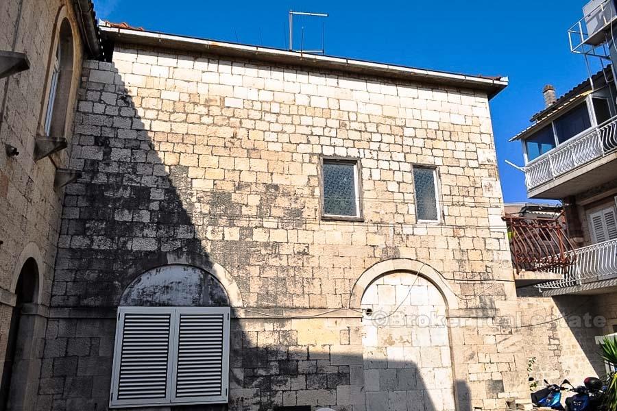 Maison en pierre avec vue partielle sur la mer, à vendre