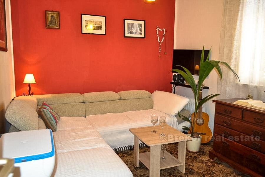 Maison en pierre avec vue partielle sur la mer, à vendre