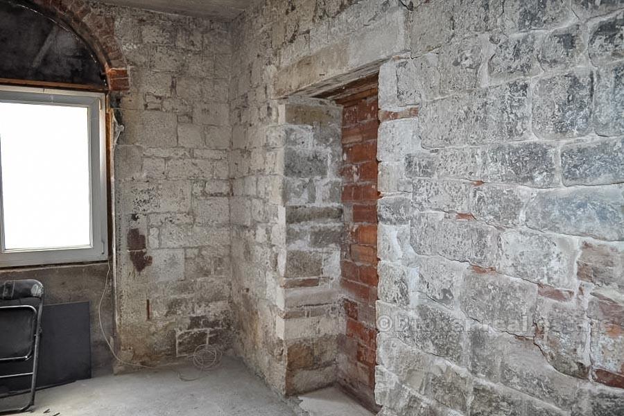 Maison en pierre avec vue partielle sur la mer, à vendre