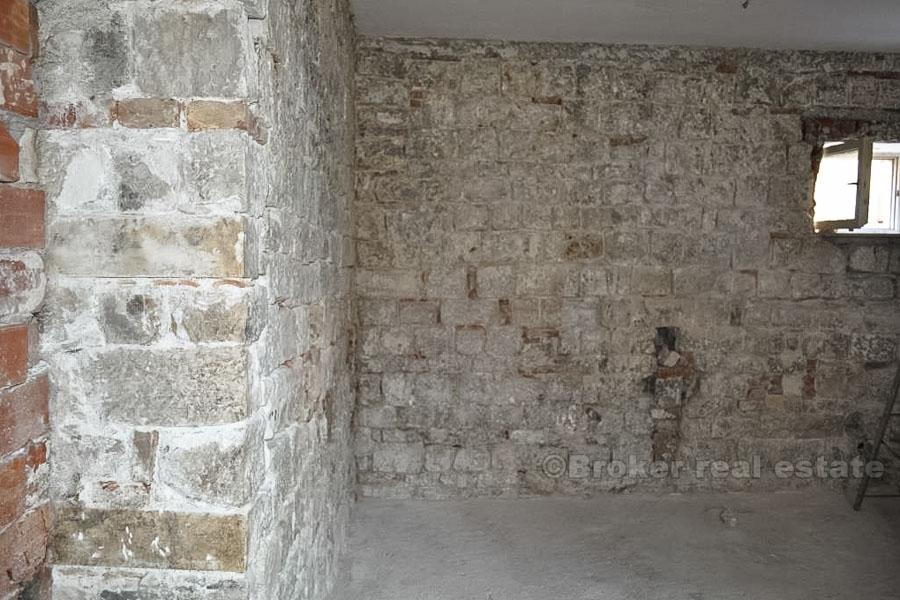 Casa in pietra con vista mare parziale, in vendita