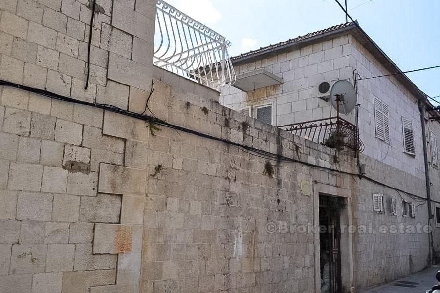 Каменный дом с частичным видом на море, для продажи