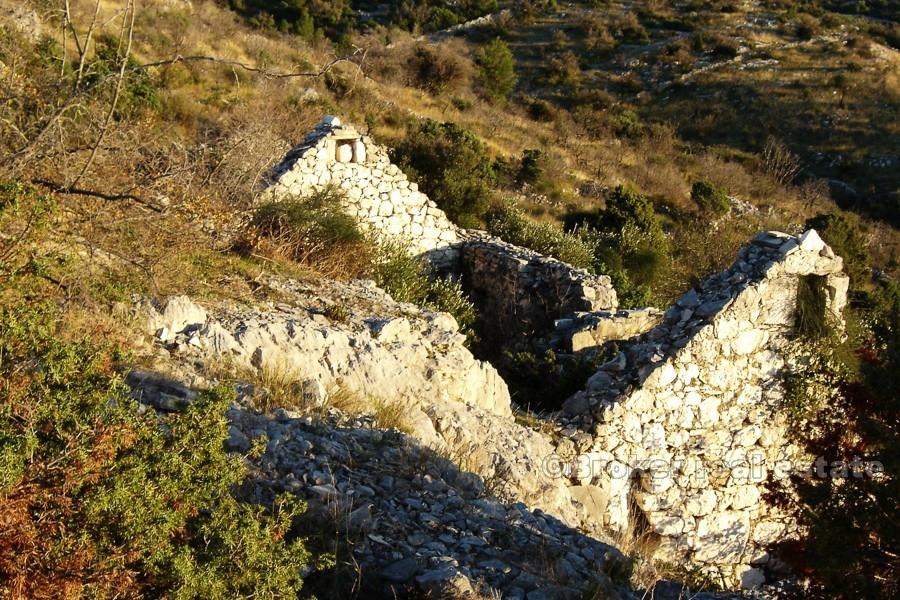 Ruševna kamena kuća na osami, na prodaju