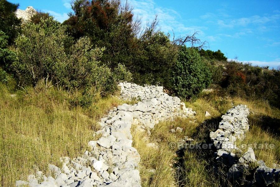 Ruševna kamena kuća na osami, na prodaju