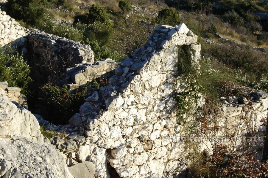 Ruševna kamena kuća na osami, na prodaju