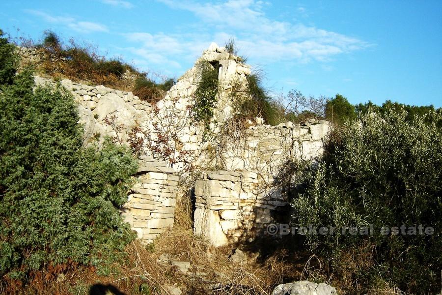 Fristående stenhus i utkanten, till salu