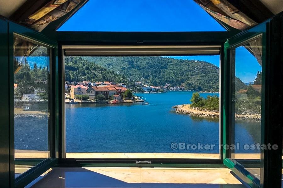 Renovated stone house in the first row to the sea, for sale