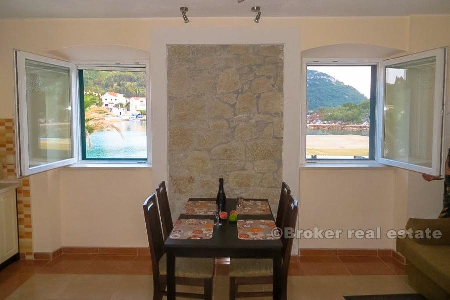 Renovovaný kamenný dům v prvním řadě k moři, k prodeji