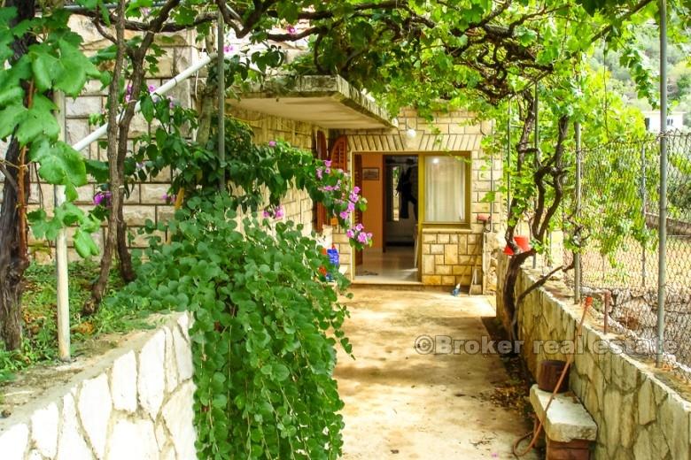 Casa con giardino in una posizione tranquilla, in vendita
