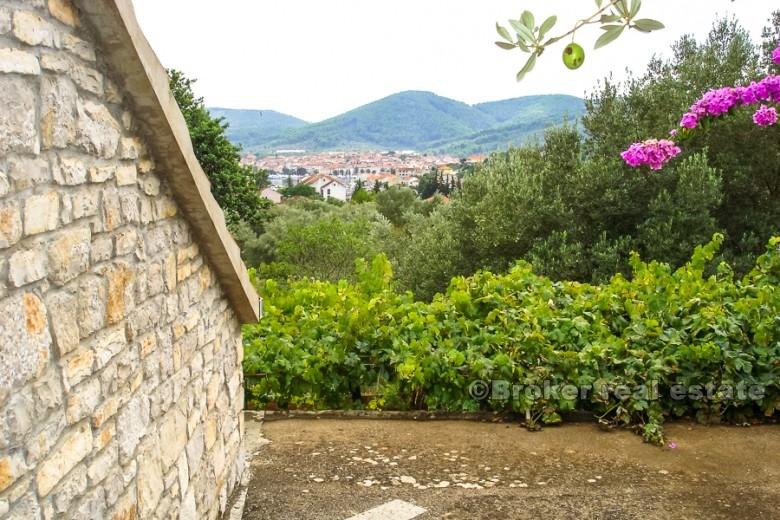 Casa con giardino in una posizione tranquilla, in vendita
