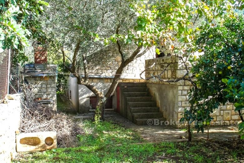 Casa con giardino in una posizione tranquilla, in vendita