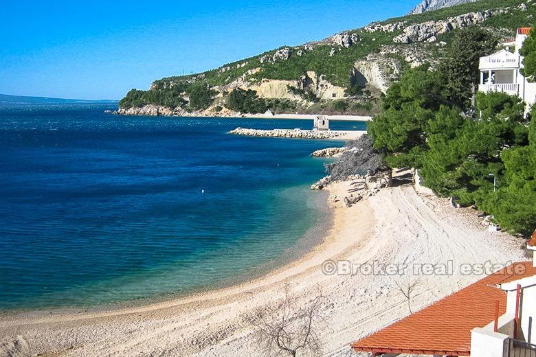 Современный отель в первом ряду от моря, на продажу