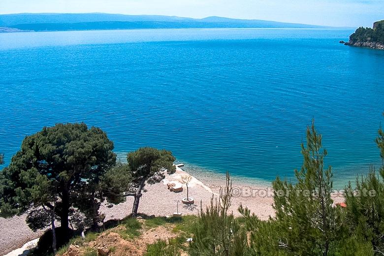 Современный отель в первом ряду от моря, на продажу