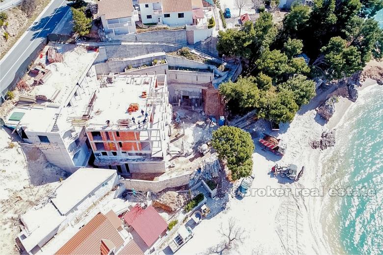 Современный отель в первом ряду от моря, на продажу