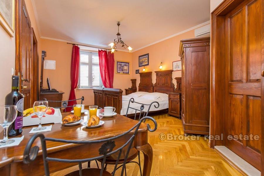 Kamienny dom, w centrum miasta, na sprzedaż